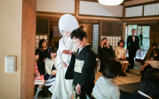 祝言とは日本古来の自宅で挙げる結婚式。神様に誓う結婚式とは違い出席された皆様に誓う人前式