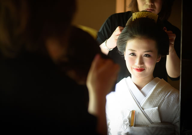鏡に写った自分を見つめる新日本髪の女性