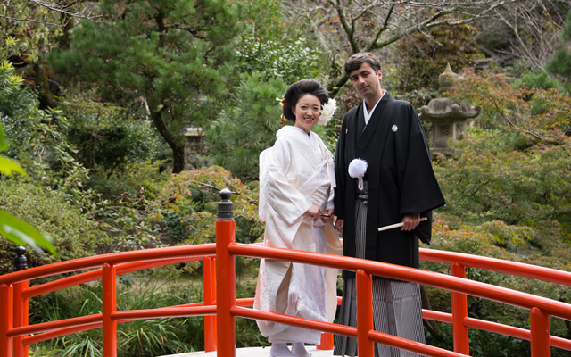 白無垢の日本の花嫁と袴の海外の花婿の国際結婚写真